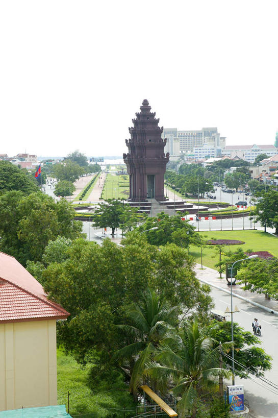 无人,家,竖图,俯视,室外,白天,旅游,度假,名胜古迹,树林,植物,标志建筑,道路,地标,建筑,路,路灯,公路,摩托车,棕榈树,旗帜,叶子,柬埔寨,亚洲,遗迹,房屋,屋子,公寓,绿叶,交通,古迹,文物,娱乐,建设,古建筑,洋房,楼房,住宅,车,树,树木,绿色,自然,交通工具,享受,休闲,嫩叶,旅游胜地,放松,东南亚,生长,成长,政府大楼,载具,古朴,古文明,棕榈叶,柬埔寨王国,柬埔寨独立纪念碑,叶,叶片,马路,彩图,高角度拍摄,房子