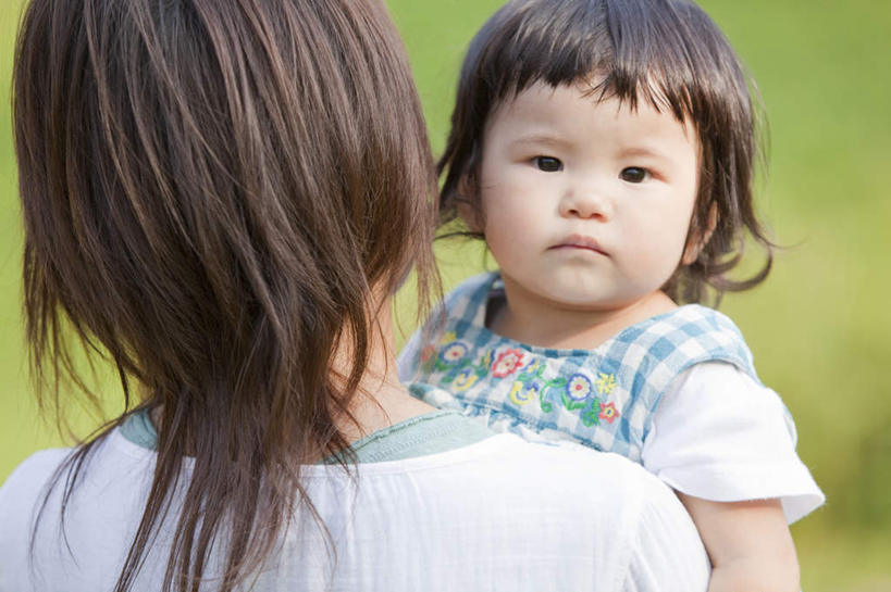东方人,婴儿,儿童,脸,头,脸颊,手,背部,两个人,家庭,母亲,站,抱,横图,室外,特写,白天,正面,纯洁,草地,草坪,植物,亚洲,服装,朦胧,模糊,注视,休闲装,黄种人,肩膀,草,小孩,衣服,绿色,观察,看,站着,休闲,温暖,温馨,一家人,手部,手指,休闲服,可爱,母爱,童年,童趣,服饰,活泼,抱着,观看,单手,和睦,察看,搂着,关注,宝宝,童真,纯真,烂漫,无邪,吮,母婴,伶俐,天真,年轻女性,女人,女性,亚洲人,孩子,年轻人,头部,脸部,脸蛋,面部,怀抱,搂,搂抱,相抱,拥抱,站立,半身,彩图,融洽
