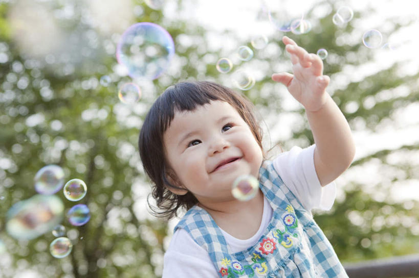 东方人,婴儿,儿童,脸,头,脸颊,一个人,站,举,横图,室外,特写,白天,仰视,纯洁,植物,亚洲,仅一个人,阴影,服装,朦胧,模糊,透明,光线,肥皂泡,影子,注视,休闲装,黄种人,肩膀,树,树木,小孩,衣服,蓝色,绿色,蓝天,天空,阳光,自然,泡泡,天,观察,看,托,站着,休闲,休闲服,可爱,服饰,活泼,生长,成长,观看,单手,察看,关注,宝宝,纯真,烂漫,无邪,伶俐,天真,亚洲人,孩子,头部,脸部,脸蛋,面部,举起,举手,举着,向上举,向上伸,向上托,站立,半身,彩图,低角度拍摄