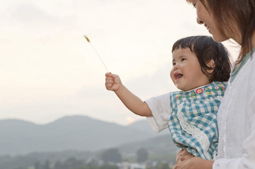 东方人,婴儿,儿童,两个人,家庭,母亲,站,抱,笑,微笑,露齿笑,横图,室外,白天,侧面,纯洁,日落,森林,山,山脉,树林,植物,亚洲,一排,握,服装,朦胧,模糊,整齐,山峰,晚霞,霞光,落日,山峦,拿,拿着,注视,休闲装,黄种人,树,树木,排列,小孩,衣服,绿色,自然,黄昏,群山,观察,看,站着,休闲,温暖,温馨,一家人,休闲服,彩霞,可爱,母爱,童年,童趣,握着,服饰,活泼,生长,成长,抱着,观看,和睦,察看,搂着,队列,关注,宝宝,童真,纯真,烂漫,无邪,母婴,夕照,伶俐,天真,年轻女性,女人,女性,亚洲人,孩子,年轻人,夕阳,怀抱,搂,搂抱,相抱,拥抱,站立,半身,彩图,融洽,斜阳
