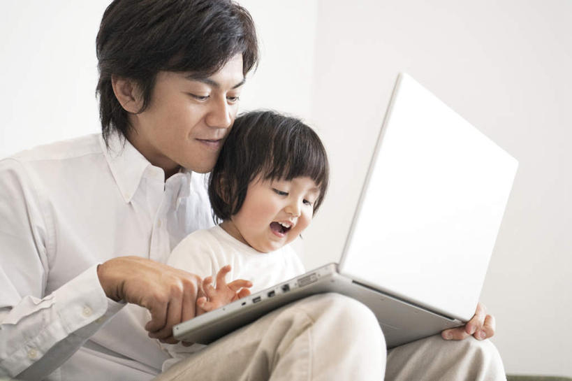 东方人,婴儿,儿童,两个人,家庭,父亲,坐,抱,笑,微笑,露齿笑,横图,室内,白天,白色背景,仰视,纯洁,电脑,笔记本电脑,亚洲,敲打,服装,网络,注视,休闲装,黄种人,输入,通讯设备,小孩,衣服,打字,观察,看,休闲,温暖,温馨,一家人,休闲服,父爱,可爱,童年,童趣,摄影,服饰,活泼,影棚,抱着,观看,点击,敲击,和睦,察看,无线,搂着,关注,宝宝,通信设备,无线网络,无线上网,便携式电脑,童真,纯真,烂漫,无邪,伶俐,天真,按键,手提电脑,男人,男性,年轻男性,亚洲人,孩子,年轻人,触摸,怀抱,搂,搂抱,相抱,拥抱,坐着,半身,彩图,低角度拍摄,影棚拍摄,拍摄,融洽