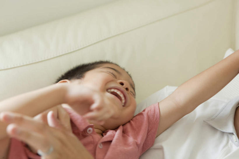 东方人,儿童,两个人,家庭,父亲,儿子,举,闭眼,抱,笑,微笑,露齿笑,横图,俯视,室内,白天,纯洁,沙发,亚洲,服装,注视,休闲装,黄种人,小孩,衣服,观察,看,托,休闲,温暖,温馨,父子,一家人,休闲服,父爱,可爱,童年,童趣,服饰,抱着,观看,和睦,察看,搂着,关注,布艺沙发,童真,烂漫,无邪,天真,男孩,男人,男性,年轻男性,亚洲人,孩子,年轻人,闭眼睛,闭着眼,闭着眼睛,怀抱,举起,举手,举着,搂,搂抱,抬头,相抱,向上举,向上伸,向上托,仰头,拥抱,半身,彩图,高角度拍摄,融洽,男生