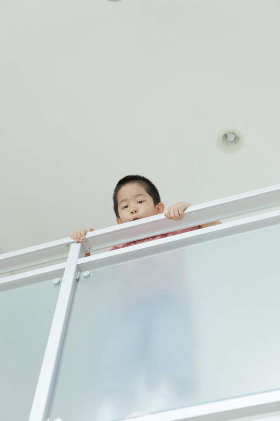 东方人,儿童,一个人,栏杆,露台,站,竖图,室内,白天,仰视,纯洁,阳台,照明,亚洲,仅一个男性,仅一个人,服装,围栏,灯光,注视,休闲装,黄种人,大厅,护栏,顶灯,灯,小孩,衣服,灯具,扶,观察,看,站着,仅一个小孩,休闲,休闲服,可爱,童年,童趣,服饰,观看,照亮,察看,扶着,照明设备,关注,童真,烂漫,无邪,天真,男孩,男人,男性,亚洲人,孩子,站立,半身,彩图,低角度拍摄,露天阳台,男生