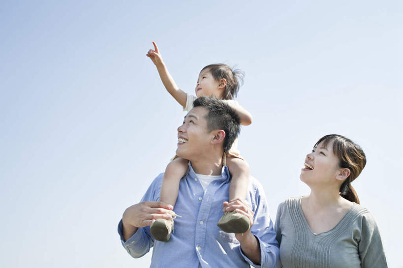 东方人,儿童,三个人,家庭,夫妻,母亲,父亲,女儿,站,笑,微笑,露齿笑,横图,室外,白天,仰视,爱情,纯洁,亚洲,握,指,服装,浪漫,注视,休闲装,黄种人,方向,小孩,骑,衣服,观察,看,扛,手势,站着,休闲,温暖,温馨,父女,母女,三口之家,一家人,休闲服,恩爱,父爱,可爱,母爱,童年,童趣,握着,恋人,服饰,观看,和睦,察看,指向,食指,关注,童真,烂漫,无邪,扛在肩上,骑在肩上,天真,男人,男性,年轻男性,年轻女性,女孩,女人,女性,亚洲人,孩子,年轻人,夫妇,情侣,站立,半身,彩图,低角度拍摄,伴侣,融洽,女生