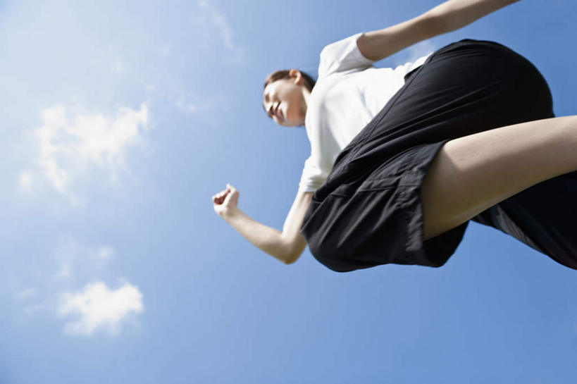 东方人,一个人,跑,横图,室外,白天,仰视,运动服,锻炼,运动,亚洲,仅一个年轻女性,仅一个女性,仅一个人,阴影,服装,光线,影子,云,云朵,云彩,注视,休闲装,黄种人,衣服,蓝色,白云,蓝天,天空,阳光,天,观察,看,休闲,休闲服,服饰,晴朗,观看,察看,关注,体育,年轻女性,女人,女性,亚洲人,晴空,跑步,半身,彩图,低角度拍摄,健身