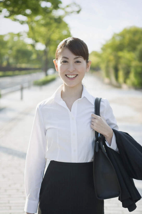 东方人,背,一个人,商务人士,商务女性,栏杆,站,笑,微笑,露齿笑,竖图,室外,白天,正面,树林,植物,道路,路,公路,亚洲,仅一个年轻女性,仅一个女性,仅一个人,阴影,套装,朦胧,模糊,光线,包,扶手,公文包,影子,云,云朵,交通,云彩,注视,黄种人,护栏,树,树木,排列,蓝色,绿色,白云,蓝天,天空,阳光,自然,天,背着,观察,看,站着,生长,晴朗,成长,公事包,观看,察看,队列,关注,商务装,工薪阶层,年轻女性,女人,女性,亚洲人,白领,上班族,晴空,马路,上装,站立,半身,彩图