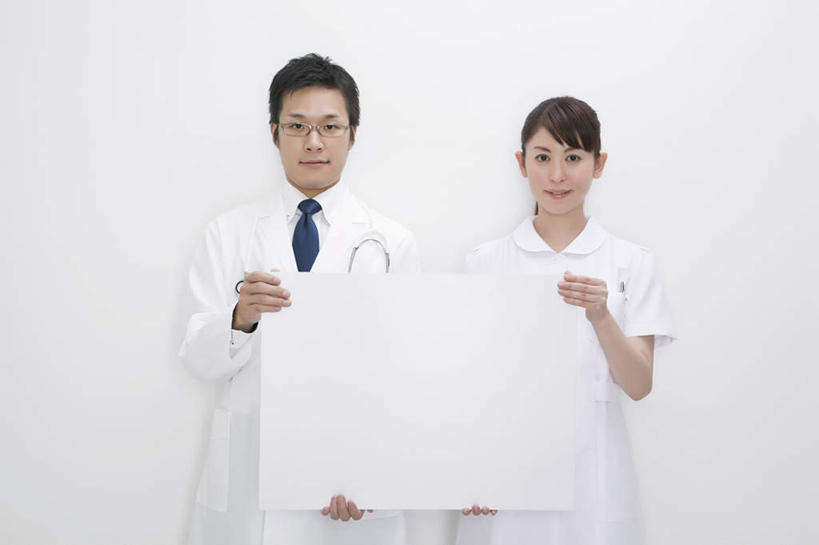 东方人,两个人,同事,医生,护士,站,笑,微笑,横图,室内,白天,白色背景,正面,工作服,制服,成功,合作,团队,集体,信心,亚洲,握,眼镜,领带,拿,拿着,注视,黄种人,队伍,白色,白纸,听诊器,观察,看,托,站着,医护人员,医疗人员,握着,摄影,影棚,观看,托着,纸板,察看,领导,白衣天使,象征,庄重,成就,关注,身份,合伙,领袖,近视眼镜,正式,地位,工作制服,男人,男性,年轻男性,年轻女性,女人,女性,亚洲人,大夫,站立,半身,彩图,影棚拍摄,工作套服,拍摄