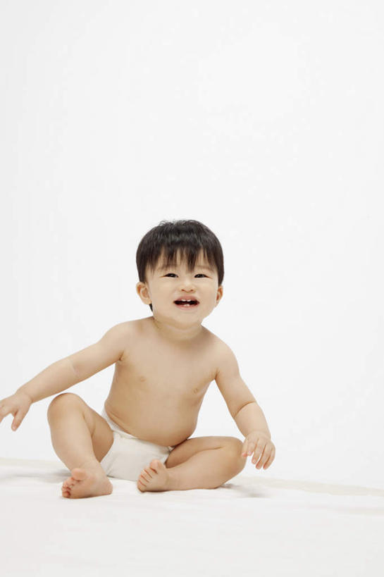 东方人,婴儿,儿童,腿部,脚,脚趾,脚趾甲,腿,一个人,坐,伸展双臂,笑,微笑,露齿笑,竖图,室内,白天,白色背景,正面,纯洁,地板,亚洲,仅一个人,服装,地面,注视,休闲装,黄种人,光脚,尿布,纸尿裤,尿不湿,木地板,小孩,衣服,观察,看,张嘴,休闲,赤脚,休闲服,可爱,摄影,服饰,活泼,影棚,观看,察看,纸尿布,关注,宝宝,张大嘴巴,纯真,烂漫,无邪,纸尿片,伶俐,天真,亚洲人,孩子,脚指甲,张开嘴,敞开双臂,伸开双臂,展开双肩,张开手臂,张开双臂,坐着,彩图,全身,影棚拍摄,拍摄