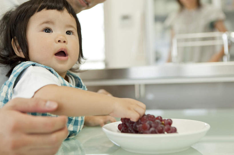 东方人,婴儿,儿童,两个人,家庭,父亲,坐,抱,笑,微笑,露齿笑,横图,室内,白天,侧面,纯洁,餐桌,厨房,桌子,葡萄,水果,亚洲,握,服装,朦胧,模糊,新鲜,陶瓷,生食,食品,果实,陶瓷制品,拿,拿着,注视,休闲装,黄种人,食物,小孩,衣服,容器,碗,观察,看,休闲,温暖,温馨,一家人,休闲服,父爱,可爱,童年,童趣,握着,服饰,活泼,有机食品,绿色食品,餐台,抱着,观看,储藏,和睦,察看,搂着,储存,关注,宝宝,童真,纯真,烂漫,无邪,伶俐,天真,男人,男性,年轻男性,亚洲人,孩子,年轻人,山葫芦,蒲桃,草龙珠,怀抱,搂,搂抱,相抱,拥抱,坐着,半身,彩图,灶间,融洽,贮存