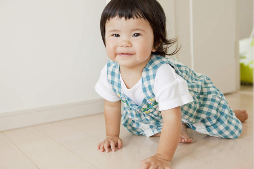 东方人,儿童,一个人,笑,微笑,露齿笑,横图,室内,白天,正面,纯洁,地板,卧室,亚洲,仅一个女性,仅一个人,服装,朦胧,模糊,方格,格子,墙,地面,注视,休闲装,黄种人,木地板,墙壁,墙面,小孩,衣服,蓝色,观察,看,趴着,仅一个小孩,休闲,休闲服,可爱,童年,童趣,服饰,观看,察看,关注,童真,烂漫,无邪,天真,女孩,女人,女性,亚洲人,孩子,趴,半身,彩图,睡房,卧房,女生