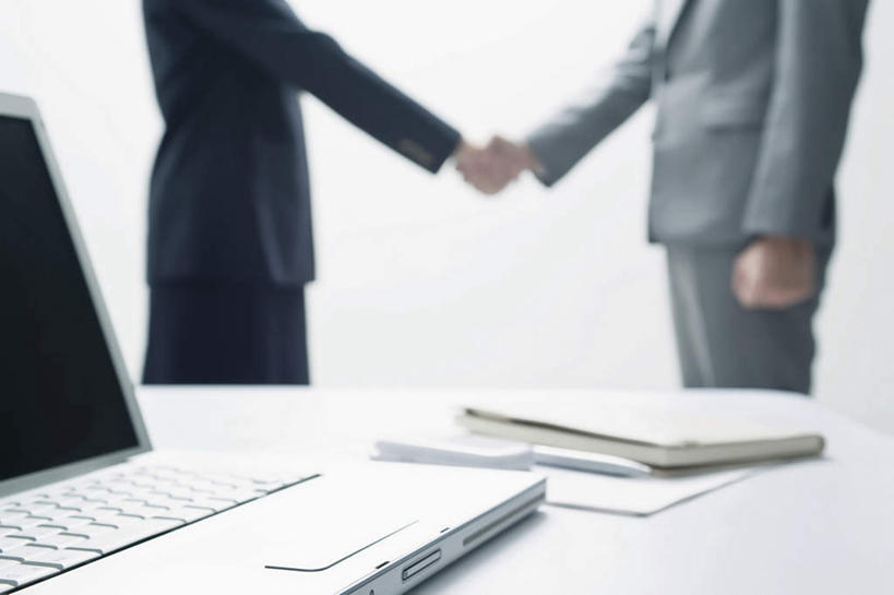 东方人,两个人,伙伴,朋友,商务人士,商务男性,商务女性,站,握手,笑,微笑,露齿笑,横图,室内,白天,侧面,衬衫,友谊,合作,团队,电脑,笔记本电脑,桌子,亚洲,套装,朦胧,模糊,网络,笔,材料,档案,文件,办公桌,办公用品,黄种人,通讯设备,文具,耳环,学习用品,资料,站着,战略,文具用品,无线,文档,通信设备,商务装,无线网络,无线上网,便携式电脑,工薪阶层,联合,合谋,配合,协作,手提电脑,男人,男性,年轻男性,年轻女性,女人,女性,亚洲人,白领,上班族,搀手,拉手,手搀手,手拉手,手牵手,手握手,站立,半身,彩图,衬衣