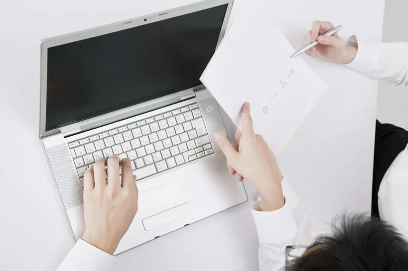 东方人,两个人,同事,商务人士,商务男性,坐,说,横图,俯视,室内,白天,衬衫,讨论,成功,合作,团队,集体,信心,桌子,亚洲,敲打,握,指,套装,笔,眼镜,纸,办公桌,办公用品,钢笔,注视,黄种人,队伍,文具,学习用品,观察,看,握着,观看,文具用品,察看,领导,成就,关注,商务装,合伙,领袖,近视眼镜,工薪阶层,交流,男人,男性,年轻男性,亚洲人,白领,上班族,沟通,讲话,交谈,商讨,说话,谈话,坐着,半身,彩图,高角度拍摄,衬衣