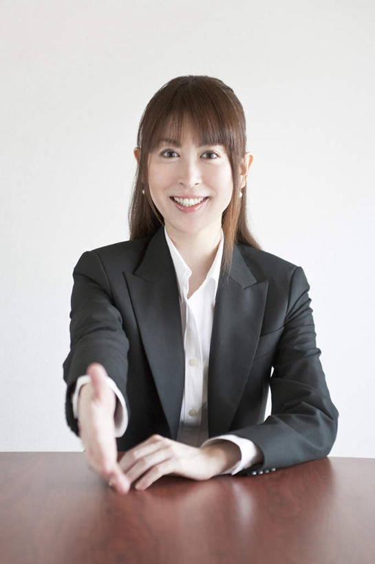 东方人,一个人,伙伴,朋友,商务人士,商务女性,坐,笑,微笑,露齿笑,竖图,室内,白天,白色背景,正面,友谊,合作,团队,桌子,亚洲,仅一个年轻女性,仅一个女性,仅一个人,套装,办公桌,注视,黄种人,观察,看,战略,伸手,观看,察看,关注,商务装,工薪阶层,联合,合谋,配合,协作,年轻女性,女人,女性,亚洲人,白领,上班族,坐着,半身,彩图