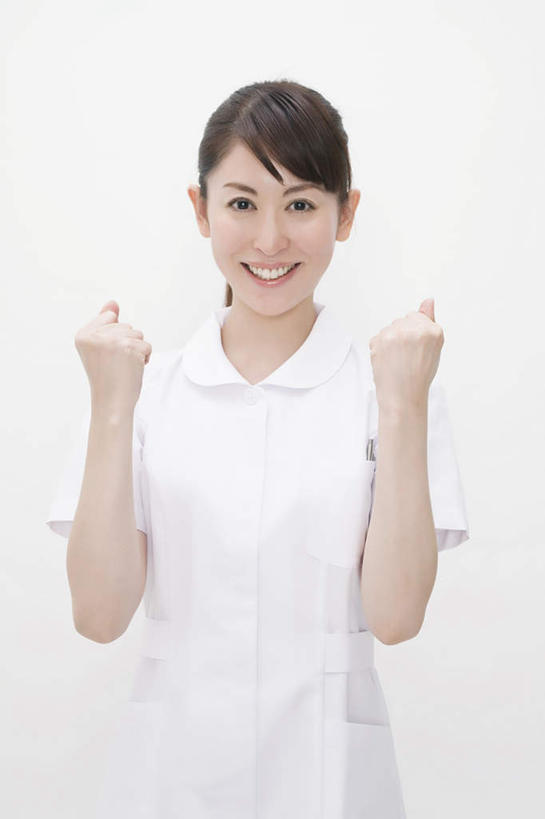 东方人,一个人,护士,站,笑,微笑,露齿笑,竖图,室内,白天,白色背景,正面,工作服,制服,快乐,兴奋,骄傲,成功,胜利,亚洲,仅一个年轻女性,仅一个女性,仅一个人,注视,黄种人,观察,看,手势,站着,自信,摄影,影棚,观看,察看,白衣天使,关注,工作制服,年轻女性,女人,女性,亚洲人,站立,半身,彩图,影棚拍摄,工作套服,欢乐,开心,拍摄