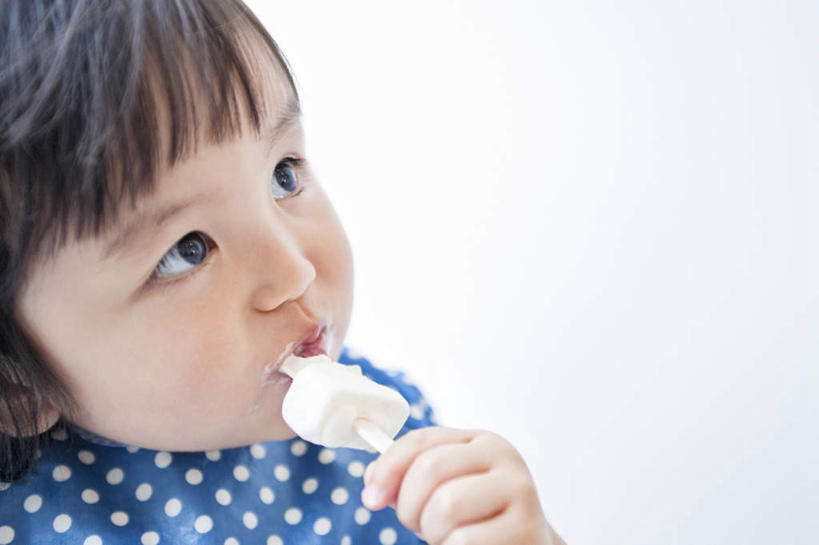 东方人,儿童,脸,头,脸颊,手,一个人,坐,横图,俯视,室内,特写,白天,白色背景,纯洁,亚洲,仅一个女性,仅一个人,服装,朦胧,模糊,冰激凌,清凉,注视,休闲装,黄种人,肩膀,小孩,衣服,冷饮,观察,看,仅一个小孩,休闲,舒服,手部,休闲服,冰淇淋,可爱,摄影,服饰,活泼,影棚,观看,单手,解暑,察看,关注,解渴,雪糕,纯真,烂漫,无邪,舒爽,冰糕,消暑,伶俐,天真,女孩,女人,女性,亚洲人,孩子,头部,脸部,脸蛋,面部,抬头,仰头,坐着,半身,彩图,高角度拍摄,影棚拍摄,拍摄,女生