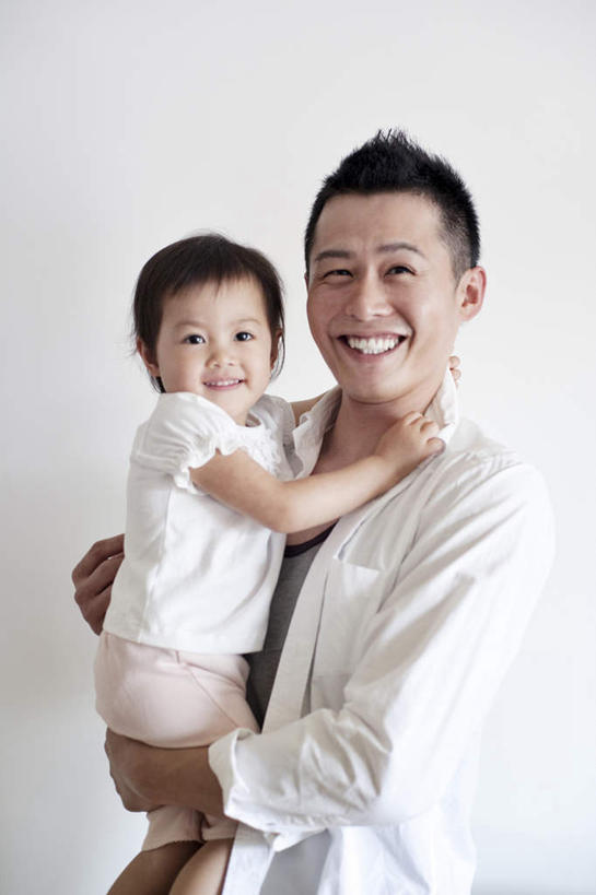 东方人,婴儿,儿童,牙齿,两个人,家庭,父亲,站,抱,笑,大笑,竖图,室内,白天,白色背景,正面,兴奋,纯洁,亚洲,服装,注视,休闲装,黄种人,小孩,衣服,观察,看,站着,张嘴,休闲,温暖,温馨,一家人,休闲服,父爱,可爱,童年,童趣,摄影,服饰,活泼,影棚,抱着,观看,和睦,察看,搂着,关注,宝宝,张大嘴巴,童真,纯真,烂漫,无邪,哈哈大笑,伶俐,天真,男人,男性,年轻男性,亚洲人,孩子,年轻人,齿,牙,牙龈,张开嘴,怀抱,搂,搂抱,相抱,拥抱,站立,半身,彩图,影棚拍摄,高兴,狂笑,拍摄,融洽