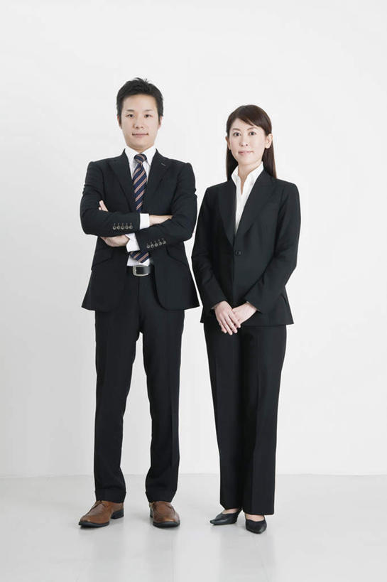 东方人,两个人,商务人士,商务男性,商务女性,站,笑,双手交叉,微笑,竖图,室内,白天,白色背景,正面,衬衫,亚洲,套装,领带,注视,黄种人,观察,看,手放前,站着,摄影,影棚,观看,察看,双手抱胸,象征,庄重,关注,商务装,身份,工薪阶层,正式,地位,男人,男性,年轻男性,年轻女性,女人,女性,亚洲人,白领,上班族,站立,彩图,全身,影棚拍摄,衬衣,皮鞋,拍摄