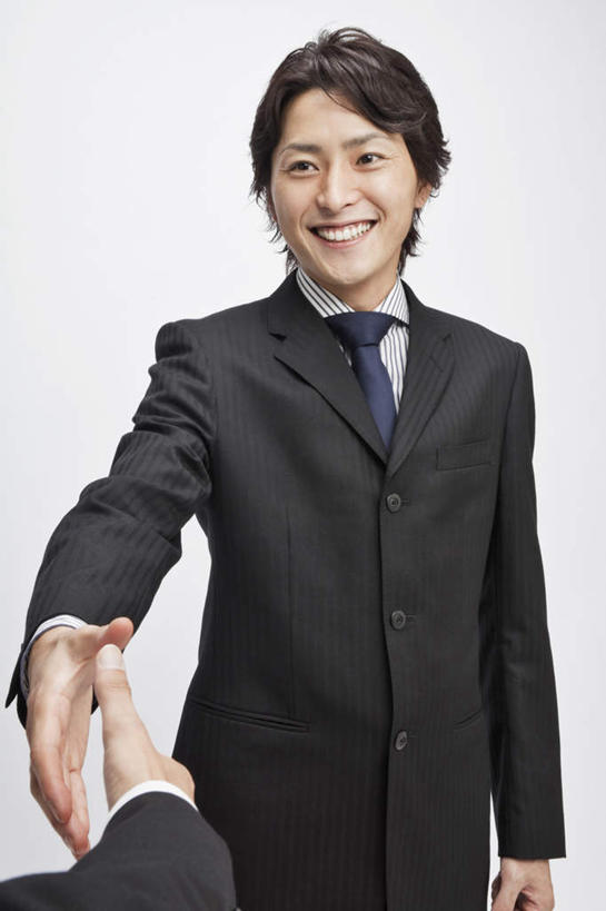 东方人,两个人,伙伴,朋友,商务人士,商务男性,站,握手,笑,微笑,露齿笑,竖图,室内,白天,白色背景,正面,衬衫,友谊,合作,团队,亚洲,套装,注视,黄种人,观察,看,站着,战略,摄影,影棚,观看,察看,关注,商务装,工薪阶层,联合,合谋,配合,协作,男人,男性,年轻男性,亚洲人,白领,上班族,搀手,拉手,手搀手,手拉手,手牵手,手握手,站立,半身,彩图,影棚拍摄,衬衣,拍摄