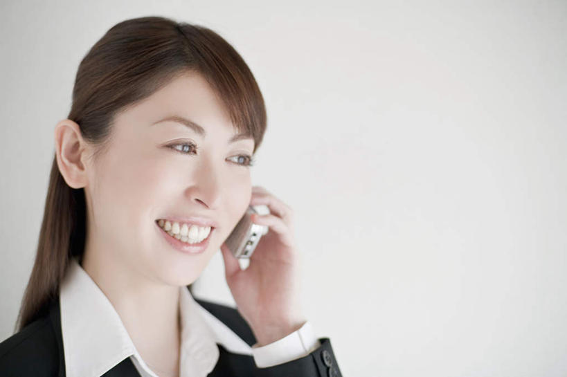 东方人,脸,头,脸颊,手,一个人,商务人士,商务女性,站,笑,打电话,微笑,露齿笑,横图,室内,特写,白天,白色背景,正面,电话,手机,亚洲,仅一个年轻女性,仅一个女性,仅一个人,握,套装,注视,黄种人,通讯设备,肩膀,观察,看,站着,手部,握着,摄影,影棚,观看,单手,察看,关注,商务装,工薪阶层,交流,年轻女性,女人,女性,亚洲人,头部,脸部,脸蛋,面部,白领,上班族,沟通,通话,站立,半身,彩图,影棚拍摄,拍摄