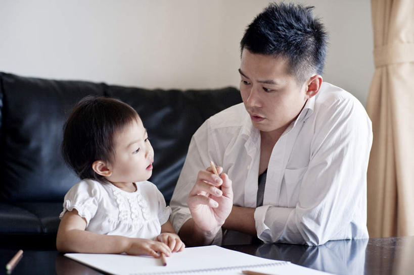 东方人,儿童,两个人,家庭,父亲,女儿,儿子,坐,横图,彩色,室内,白天,正面,纯洁,窗帘,沙发,桌子,亚洲,握,服装,朦胧,模糊,装饰,笔,纸,办公用品,拿,拿着,注视,休闲装,黄种人,书桌,文具,小孩,衣服,帘子,课桌,学习用品,观察,看,休闲,温暖,温馨,父女,父子,一家人,休闲服,遮阳,父爱,可爱,童年,童趣,握着,服饰,观看,五颜六色,华丽,修饰,文具用品,色彩斑斓,点缀,和睦,察看,指着,关注,五彩缤纷,童真,烂漫,无邪,衬托,美观,雅致,雅观,五彩斑斓,五光十色,天真,男孩,男人,男性,年轻男性,女孩,女人,女性,亚洲人,孩子,年轻人,坐着,半身,彩图,融洽,男生,女生,皮沙发