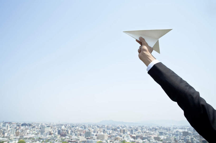 东方人,手,一个人,商务人士,商务男性,家,站,横图,室外,特写,白天,正面,衬衫,旅游,度假,美景,城市风光,城市,飞机,建筑,亚洲,仅一个男性,仅一个人,握,套装,朦胧,模糊,艺术,折纸,纸艺,手工艺品,房屋,屋子,景观,公寓,拿,拿着,黄种人,文化,娱乐,建设,洋房,楼房,住宅,排列,仅一个年轻男性,蓝色,蓝天,天空,工艺品,天,站着,享受,休闲,手部,景色,放松,握着,单手,纸飞机,高雅,队列,商务装,工薪阶层,工艺折纸,自信心,品位,男人,男性,年轻男性,亚洲人,白领,上班族,站立,半身,彩图,衬衣,房子