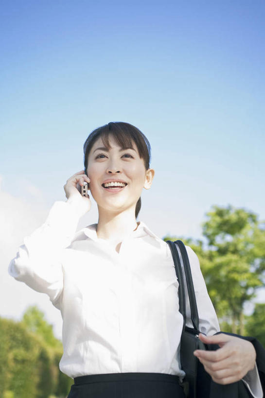 东方人,一个人,站,笑,打电话,微笑,露齿笑,竖图,室外,白天,仰视,职员,树林,植物,电话,手机,亚洲,仅一个年轻女性,仅一个女性,仅一个人,握,阴影,服装,朦胧,模糊,光线,包,公文包,影子,拿,拎,拿着,注视,休闲装,黄种人,通讯设备,树,树木,衣服,蓝色,绿色,蓝天,天空,阳光,自然,天,观察,看,站着,休闲,休闲服,握着,服饰,生长,晴朗,成长,公事包,观看,察看,关注,万里无云,交流,年轻女性,女人,女性,亚洲人,白领,商人,上班族,晴空,晴空万里,沟通,通话,站立,半身,彩图,低角度拍摄,白领阶层,办公室职员,拎着