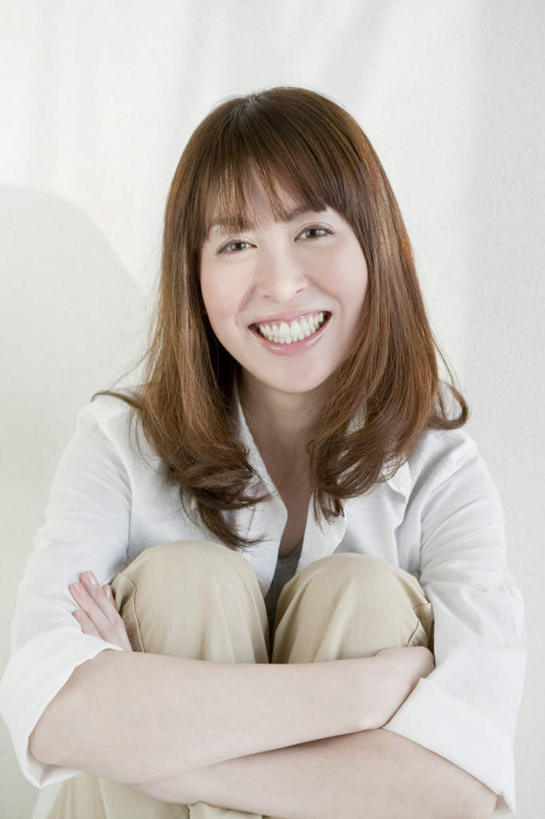 东方人,一个人,蹲,笑,双手交叉,微笑,露齿笑,竖图,室内,白天,白色背景,正面,亚洲,仅一个年轻女性,仅一个女性,仅一个人,阴影,服装,朦胧,模糊,光线,影子,注视,休闲装,黄种人,衣服,观察,看,休闲,休闲服,摄影,服饰,影棚,抱膝,观看,察看,关注,栗色,年轻女性,女人,女性,亚洲人,卷发,屈膝,蹲着,半身,彩图,影棚拍摄,拍摄