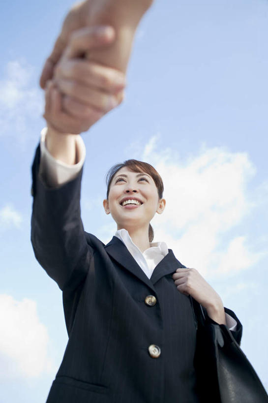 东方人,两个人,伙伴,朋友,商务人士,商务男性,商务女性,站,竖图,室外,白天,仰视,衬衫,友谊,合作,团队,亚洲,握,阴影,套装,光线,包,公文包,影子,云,云朵,云彩,注视,黄种人,蓝色,白云,蓝天,天空,阳光,天,观察,看,站着,战略,握着,晴朗,公事包,观看,察看,关注,商务装,工薪阶层,联合,合谋,配合,协作,男人,男性,年轻男性,年轻女性,女人,女性,亚洲人,白领,上班族,晴空,站立,半身,彩图,低角度拍摄,衬衣