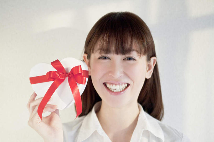 东方人,脸,头,脸颊,手,一个人,站,笑,微笑,露齿笑,横图,室内,特写,白天,白色背景,正面,爱情,幸福,礼盒,礼物,亚洲,仅一个年轻女性,仅一个女性,仅一个人,握,阴影,服装,爱心,朦胧,模糊,光线,丝绸,丝带,影子,纸盒,缎带,浪漫,注视,休闲装,黄种人,肩膀,绸带,盒子,衣服,红色,包装盒,礼品盒,观察,看,站着,休闲,温暖,温馨,心形,手部,休闲服,恩爱,握着,摄影,服饰,礼品,影棚,观看,优雅,单手,和睦,察看,关注,年轻女性,女人,女性,亚洲人,心型,头部,脸部,脸蛋,面部,站立,半身,彩图,影棚拍摄,拍摄,融洽