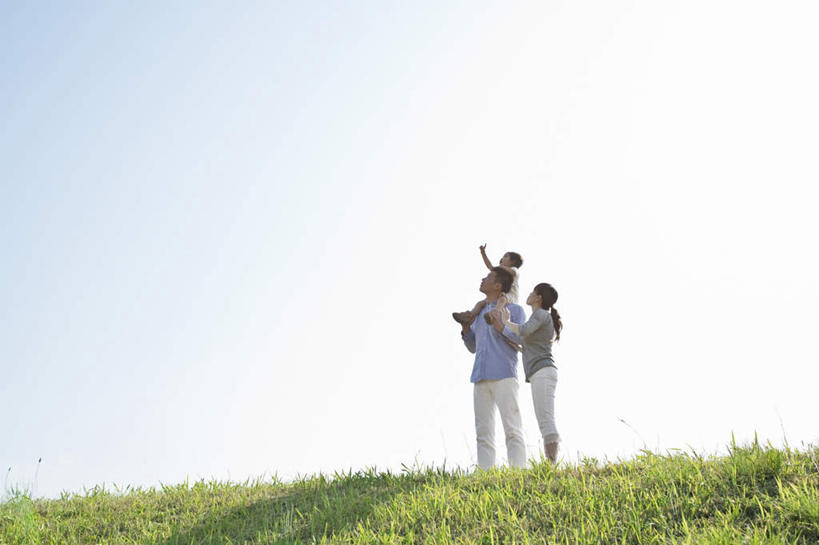 东方人,儿童,三个人,家庭,夫妻,母亲,父亲,女儿,站,握手,笑,微笑,露齿笑,横图,室外,白天,仰视,爱情,纯洁,草地,草坪,植物,亚洲,阴影,服装,光线,影子,浪漫,注视,休闲装,黄种人,草,小孩,衣服,蓝色,绿色,蓝天,天空,阳光,天,背着,观察,看,站着,休闲,温暖,温馨,父女,母女,三口之家,一家人,休闲服,恩爱,父爱,可爱,母爱,童年,童趣,恋人,服饰,晴朗,观看,和睦,察看,指着,扶着,关爱,关注,亲情,童真,烂漫,无邪,万里无云,天真,男人,男性,年轻男性,年轻女性,女孩,女人,女性,亚洲人,孩子,年轻人,夫妇,情侣,晴空,晴空万里,搀手,拉手,手搀手,手拉手,手牵手,手握手,站立,彩图,低角度拍摄,全身,伴侣,融洽,女生
