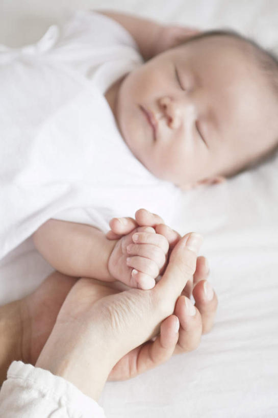 东方人,婴儿,儿童,脸,头,脸颊,手,两个人,家庭,母亲,躺,闭眼,握手,睡,竖图,俯视,室内,特写,白天,婴儿服装,纯洁,床,亚洲,双手,服装,朦胧,模糊,床单,休闲装,黄种人,被子,肩膀,小孩,衣服,休闲,温暖,温馨,一家人,手部,休闲服,可爱,母爱,童年,童趣,服饰,单人床,活泼,和睦,被单,关爱,亲情,宝宝,童真,纯真,烂漫,无邪,母婴,卧着,伶俐,天真,年轻女性,女人,女性,亚洲人,孩子,年轻人,头部,脸部,脸蛋,面部,闭眼睛,闭着眼,闭着眼睛,搀手,困,困觉,拉手,寝息,手搀手,手拉手,手牵手,手握手,睡觉,躺着,卧,半身,彩图,高角度拍摄,婴儿服,融洽,襁褓