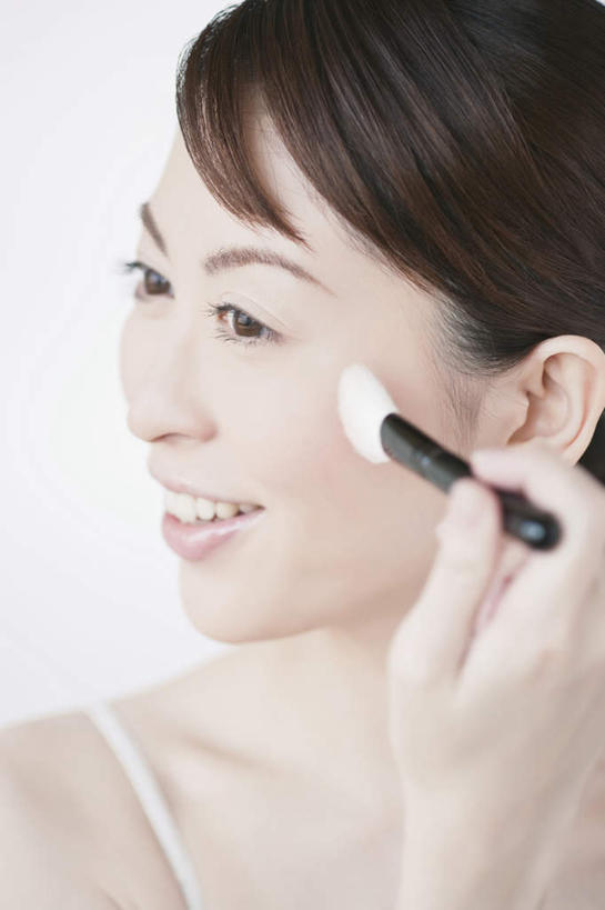 东方人,脸,头,脸颊,手,一个人,站,笑,微笑,露齿笑,竖图,室内,特写,白天,白色背景,侧面,化妆,美容,亚洲,仅一个年轻女性,仅一个女性,仅一个人,护肤,服装,注视,吊带衫,休闲装,黄种人,肩膀,衣服,化妆刷,刷子,观察,看,站着,保养,享受,休闲,手部,休闲服,放松,保健,摄影,服饰,影棚,腮红刷,观看,单手,察看,美容工具,关注,养颜,彩妆刷,化妆工具,年轻女性,女人,女性,亚洲人,头部,脸部,脸蛋,面部,站立,半身,彩图,影棚拍摄,拍摄