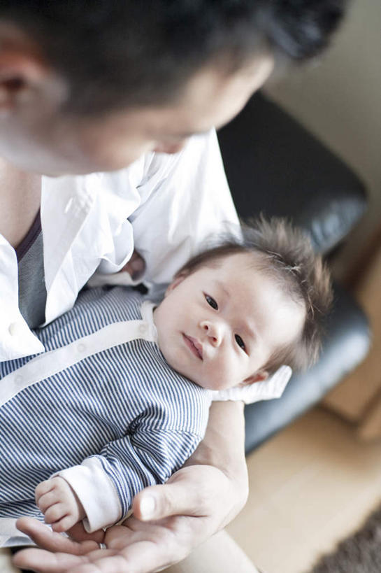 东方人,婴儿,儿童,两个人,家庭,父亲,站,抱,笑,微笑,露齿笑,竖图,俯视,室内,白天,纯洁,地板,地毯,沙发,亚洲,服装,朦胧,模糊,地面,注视,休闲装,黄种人,木地板,小孩,衣服,观察,看,站着,休闲,温暖,温馨,一家人,休闲服,父爱,可爱,童年,童趣,服饰,活泼,抱着,观看,和睦,察看,搂着,关注,宝宝,童真,纯真,烂漫,无邪,伶俐,天真,男人,男性,年轻男性,亚洲人,孩子,年轻人,怀抱,搂,搂抱,相抱,拥抱,站立,半身,彩图,高角度拍摄,融洽,皮沙发