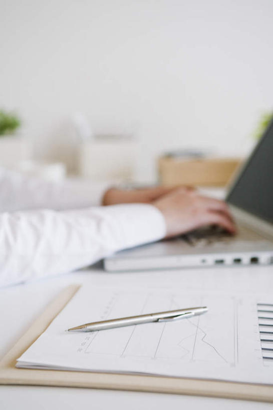 东方人,一个人,商务人士,商务女性,坐,竖图,室内,白天,侧面,电脑,笔记本电脑,植物,桌子,笔筒,亚洲,仅一个年轻女性,仅一个女性,仅一个人,敲打,竹制,套装,朦胧,模糊,网络,笔,材料,档案,盆栽,文件,办公桌,办公用品,盆景,圆珠笔,黄种人,输入,通讯设备,文具,绿色,自然,学习用品,资料,打字,报表,生长,成长,点击,敲击,文具用品,无线,竹制品,文档,通信设备,商务装,无线网络,无线上网,便携式电脑,工薪阶层,按键,手提电脑,年轻女性,女人,女性,亚洲人,白领,上班族,坐着,半身,彩图