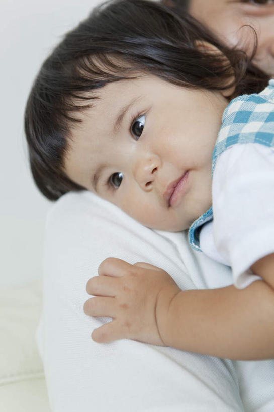 东方人,婴儿,儿童,两个人,家庭,父亲,站,抱,笑,微笑,露齿笑,竖图,室内,白天,白色背景,侧面,纯洁,亚洲,服装,依偎,注视,休闲装,黄种人,小孩,衣服,观察,看,靠,靠着,倚靠,站着,休闲,温暖,温馨,一家人,休闲服,父爱,可爱,童年,童趣,摄影,服饰,活泼,影棚,抱着,观看,和睦,察看,搂着,倚着,关注,宝宝,童真,纯真,烂漫,无邪,依附,依赖,投靠,伶俐,天真,男人,男性,年轻男性,亚洲人,孩子,年轻人,怀抱,搂,搂抱,相抱,拥抱,站立,半身,彩图,影棚拍摄,拍摄,融洽