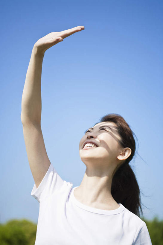 东方人,一个人,站,笑,微笑,露齿笑,竖图,室外,白天,仰视,树林,植物,亚洲,仅一个年轻女性,仅一个女性,仅一个人,阴影,服装,朦胧,模糊,光线,影子,注视,休闲装,黄种人,树,树木,衣服,蓝色,绿色,蓝天,天空,阳光,自然,天,观察,看,站着,休闲,休闲服,遮阳,抬手,服饰,生长,晴朗,成长,观看,察看,关注,万里无云,年轻女性,女人,女性,亚洲人,晴空,晴空万里,站立,半身,彩图,低角度拍摄