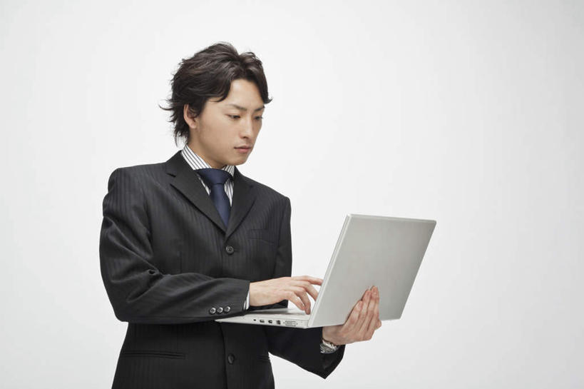 东方人,一个人,商务人士,商务男性,站,摸,横图,室内,白天,白色背景,正面,衬衫,电脑,笔记本电脑,亚洲,仅一个男性,仅一个人,抚摸,敲打,套装,网络,领带,注视,黄种人,输入,通讯设备,仅一个年轻男性,打字,观察,看,站着,摄影,影棚,观看,点击,敲击,察看,无线,象征,庄重,关注,通信设备,商务装,身份,无线网络,无线上网,便携式电脑,工薪阶层,正式,地位,按键,手提电脑,男人,男性,年轻男性,亚洲人,白领,上班族,触摸,接触,站立,半身,彩图,影棚拍摄,衬衣,拍摄