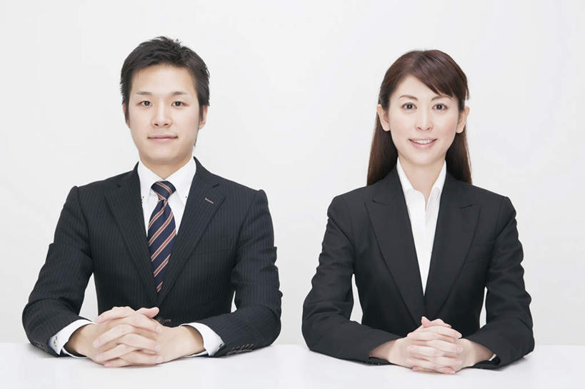 东方人,两个人,商务人士,商务男性,商务女性,坐,笑,双手交叉,微笑,露齿笑,横图,室内,白天,白色背景,正面,衬衫,桌子,亚洲,握,套装,办公桌,领带,注视,黄种人,观察,看,握着,摄影,影棚,观看,察看,象征,庄重,关注,商务装,身份,工薪阶层,正式,地位,男人,男性,年轻男性,年轻女性,女人,女性,亚洲人,白领,上班族,坐着,半身,彩图,影棚拍摄,衬衣,拍摄