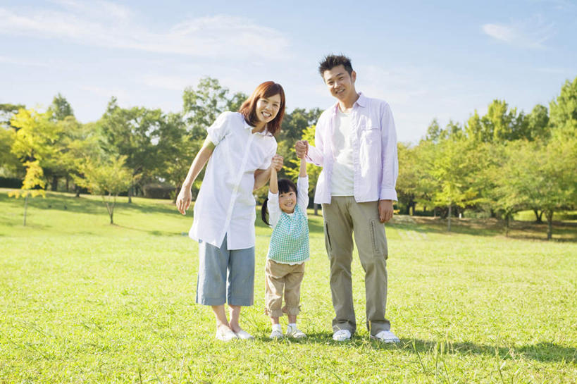 东方人,儿童,三个人,家庭,夫妻,母亲,父亲,女儿,站,笑,微笑,露齿笑,横图,室外,白天,正面,爱情,纯洁,草地,草坪,树林,太阳,植物,亚洲,一排,阴影,服装,整齐,光线,影子,云,云朵,浪漫,云彩,注视,休闲装,黄种人,草,树,树木,排列,小孩,衣服,蓝色,绿色,白云,蓝天,天空,阳光,自然,天,观察,看,站着,休闲,温暖,温馨,父女,母女,三口之家,一家人,休闲服,恩爱,父爱,可爱,母爱,童年,童趣,恋人,服饰,生长,晴朗,成长,观看,和睦,察看,队列,关注,童真,烂漫,无邪,天真,男人,男性,年轻男性,年轻女性,女孩,女人,女性,亚洲人,孩子,年轻人,夫妇,情侣,晴空,拉手,手拉手,手握手,站立,彩图,全身,伴侣,融洽,女生