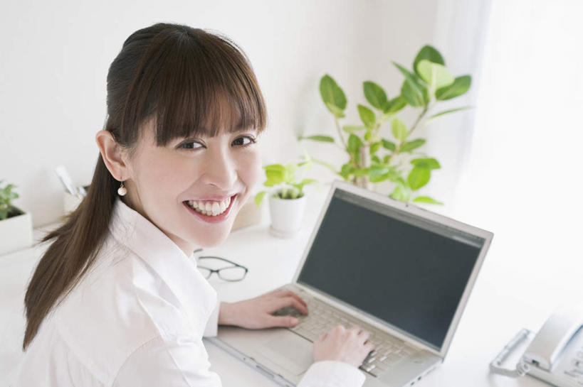 东方人,一个人,商务人士,商务女性,坐,笑,打电话,微笑,露齿笑,横图,俯视,室内,白天,电脑,笔记本电脑,植物,桌子,电话,亚洲,仅一个年轻女性,仅一个女性,仅一个人,敲打,套装,朦胧,模糊,网络,笔,盆栽,眼镜,办公桌,办公用品,钢笔,盆景,注视,黄种人,通讯设备,文具,绿色,自然,耳环,话筒,学习用品,观察,看,电话线,生长,成长,观看,点击,文具用品,察看,无线,关注,通信设备,商务装,无线网络,近视眼镜,无线上网,便携式电脑,工薪阶层,交流,手提电脑,年轻女性,女人,女性,亚洲人,白领,上班族,电话机,沟通,通话,坐着,半身,彩图,高角度拍摄