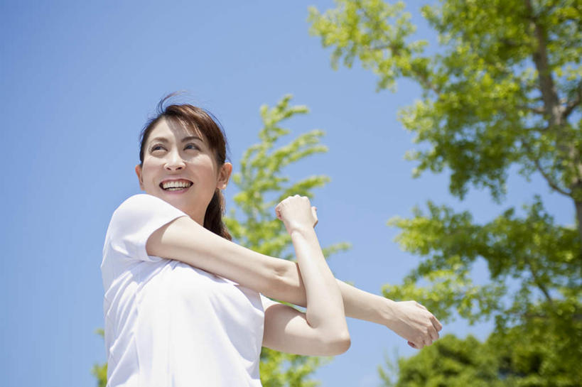 东方人,一个人,站,笑,交叉,微笑,露齿笑,横图,室外,白天,仰视,锻炼,运动,树林,植物,亚洲,仅一个年轻女性,仅一个女性,仅一个人,伸展,阴影,服装,朦胧,模糊,光线,影子,注视,休闲装,黄种人,树,树木,衣服,蓝色,绿色,蓝天,天空,阳光,自然,天,观察,看,站着,休闲,休闲服,服饰,生长,晴朗,成长,观看,察看,关注,万里无云,体育,年轻女性,女人,女性,亚洲人,晴空,晴空万里,站立,半身,彩图,低角度拍摄,健身