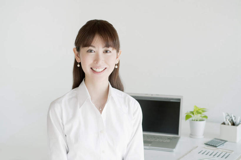 东方人,一个人,商务人士,商务女性,坐,笑,微笑,露齿笑,横图,室内,白天,白色背景,正面,计算器,电脑,笔记本电脑,植物,桌子,笔筒,亚洲,仅一个年轻女性,仅一个女性,仅一个人,修剪,套装,计算,科学,网络,笔,材料,档案,工具,剪刀,盆栽,文件,办公桌,办公用品,盆景,注视,黄种人,通讯设备,文具,绿色,自然,学习用品,资料,观察,看,理财,财务,摄影,影棚,生长,成长,观看,裁剪,文具用品,察看,剪子,无线,剪裁,切割,关注,数学,文档,通信设备,商务装,无线网络,无线上网,便携式电脑,工薪阶层,手提电脑,年轻女性,女人,女性,亚洲人,白领,上班族,坐着,半身,彩图,影棚拍摄,拍摄