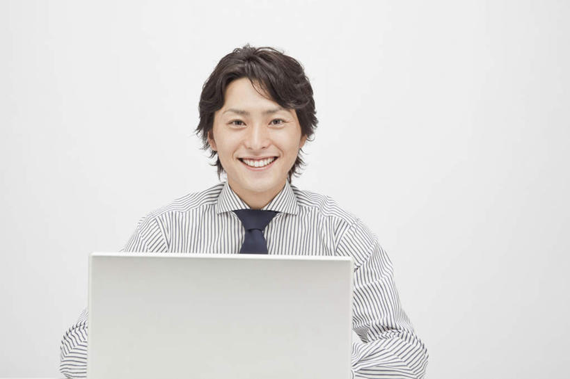 东方人,一个人,商务人士,商务男性,坐,笑,微笑,露齿笑,横图,室内,白天,白色背景,正面,衬衫,电脑,笔记本电脑,亚洲,仅一个男性,仅一个人,敲打,套装,网络,领带,注视,黄种人,通讯设备,仅一个年轻男性,观察,看,观看,察看,无线,象征,庄重,关注,通信设备,商务装,身份,无线网络,无线上网,便携式电脑,工薪阶层,正式,地位,手提电脑,男人,男性,年轻男性,亚洲人,白领,上班族,坐着,半身,彩图,衬衣