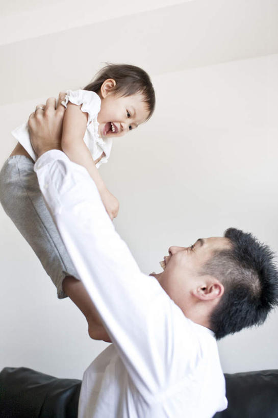 东方人,婴儿,儿童,两个人,家庭,父亲,坐,举,笑,微笑,露齿笑,竖图,室内,白天,仰视,纯洁,沙发,天花板,亚洲,服装,屋顶,顶棚,注视,休闲装,黄种人,小孩,衣服,黑色,观察,看,托,休闲,温暖,温馨,一家人,休闲服,父爱,可爱,童年,童趣,服饰,活泼,观看,和睦,察看,关注,宝宝,童真,纯真,烂漫,无邪,伶俐,天真,男人,男性,年轻男性,亚洲人,孩子,年轻人,举起,举手,举着,向上举,向上伸,向上托,坐着,半身,彩图,低角度拍摄,融洽,皮沙发