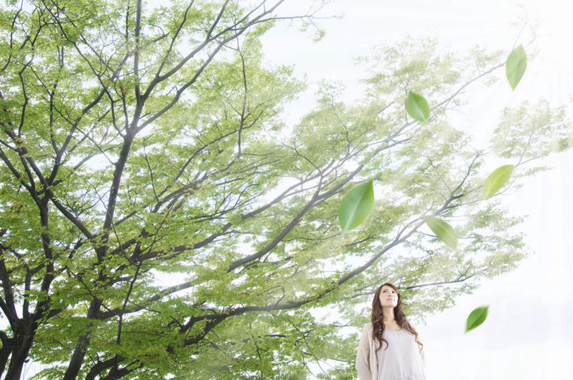 东方人,一个人,站,笑,微笑,露齿笑,横图,室外,白天,仰视,数码,科技,树林,植物,叶子,亚洲,仅一个年轻女性,仅一个女性,仅一个人,阴影,服装,朦胧,梦幻,模糊,网络,枯叶,绿叶,落叶,高光,几何,计算机图形,合成,注视,休闲装,黄种人,树,树干,树木,衣服,绿色,自然,观察,看,站着,休闲,休闲服,嫩叶,服饰,生长,成长,观看,电脑合成图,数码合成图,察看,关注,写实,具体,具象,年轻女性,女人,女性,亚洲人,叶,叶片,抬头,仰头,站立,半身,彩图,低角度拍摄