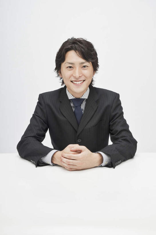 东方人,一个人,商务人士,商务男性,坐,笑,双手交叉,微笑,露齿笑,竖图,室内,白天,白色背景,正面,衬衫,桌子,亚洲,仅一个男性,仅一个人,套装,办公桌,注视,黄种人,仅一个年轻男性,观察,看,摄影,影棚,观看,察看,关注,商务装,工薪阶层,男人,男性,年轻男性,亚洲人,白领,上班族,坐着,半身,彩图,影棚拍摄,衬衣,拍摄