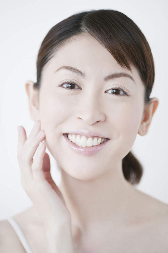 东方人,脸,头,脸颊,手,一个人,站,摸,竖图,室内,特写,白天,白色背景,正面,吊带,亚洲,仅一个年轻女性,仅一个女性,仅一个人,抚摸,服装,注视,吊带衫,休闲装,黄种人,肩膀,衣服,白色,唇彩,观察,看,站着,休闲,手部,休闲服,摄影,服饰,影棚,观看,单手,察看,关注,年轻女性,女人,女性,亚洲人,头部,脸部,脸蛋,面部,触摸,接触,站立,半身,彩图,影棚拍摄,拍摄