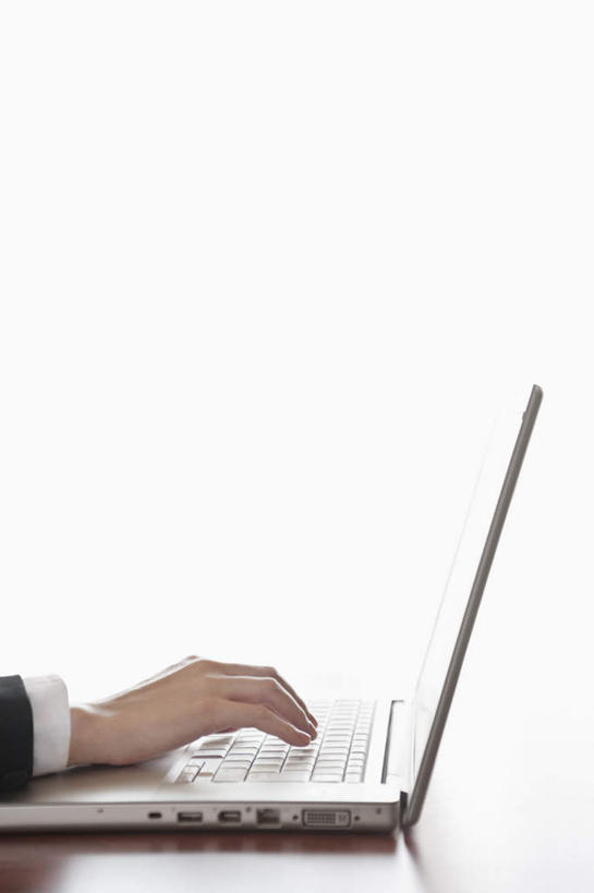 东方人,手,一个人,商务人士,商务男性,坐,竖图,室内,特写,白天,白色背景,侧面,衬衫,电脑,笔记本电脑,桌子,亚洲,仅一个男性,仅一个人,敲打,套装,网络,办公桌,褐色,黄种人,输入,通讯设备,仅一个年轻男性,打字,手部,摄影,影棚,单手,点击,敲击,无线,通信设备,商务装,无线网络,无线上网,便携式电脑,工薪阶层,按键,手提电脑,男人,男性,年轻男性,亚洲人,白领,上班族,坐着,半身,彩图,影棚拍摄,衬衣,拍摄