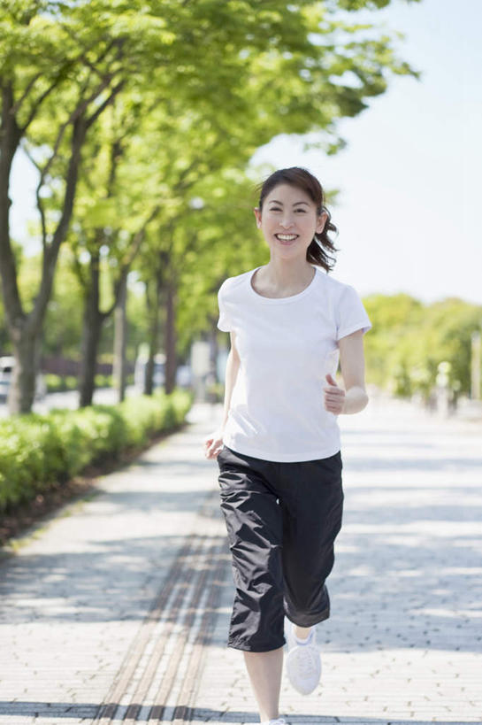 东方人,一个人,跑,笑,微笑,露齿笑,竖图,室外,白天,正面,锻炼,运动,树林,植物,道路,路,亚洲,仅一个年轻女性,仅一个女性,仅一个人,一排,阴影,服装,朦胧,模糊,整齐,光线,影子,小路,交通,注视,休闲装,黄种人,树,树木,排列,衣服,蓝色,绿色,蓝天,天空,阳光,自然,天,观察,看,休闲,健康,休闲服,服饰,生长,晴朗,成长,观看,察看,队列,关注,万里无云,体育,年轻女性,女人,女性,亚洲人,晴空,晴空万里,跑步,半身,彩图,健身