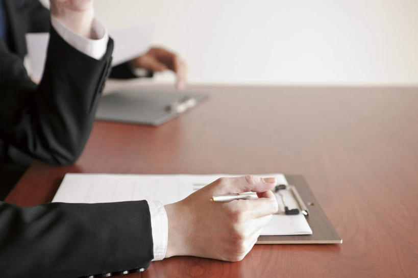 东方人,两个人,同事,商务人士,商务男性,商务女性,坐,横图,俯视,室内,白天,白色背景,衬衫,成功,合作,团队,集体,信心,桌子,亚洲,一张,握,套装,开会,会议,笔,材料,档案,文件,办公桌,办公用品,表格,钢笔,拿,拿着,黄种人,队伍,文具,两个,学习用品,资料,握着,文具用品,一支,领导,成就,文档,商务装,记录板,合伙,领袖,工薪阶层,记事板,男人,男性,年轻男性,年轻女性,女人,女性,亚洲人,白领,上班族,坐着,半身,彩图,高角度拍摄,衬衣